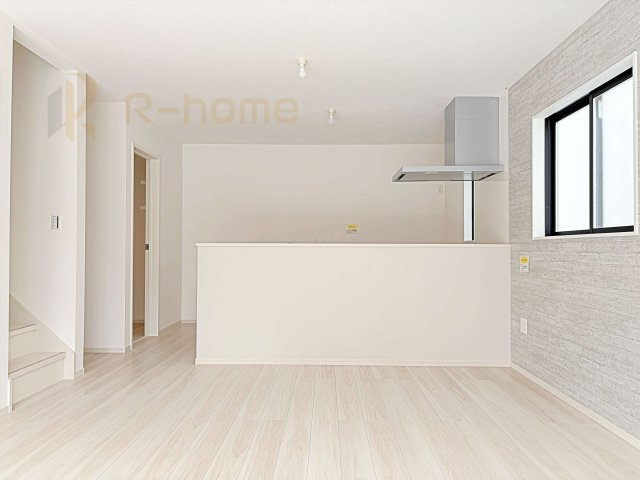 流山市こうのす台4期　新築戸建て　1号棟のキッチン|リビングで遊ぶお子様にも目が届くカウンターキッチン！コンロ前も壁がない嬉しい仕様♪