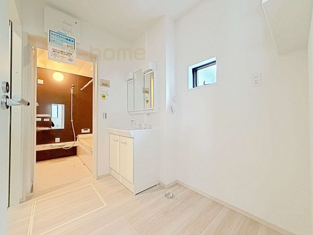 流山市こうのす台4期　新築戸建て　1号棟の洗面所|清潔感溢れる洗面台は嬉しい三面鏡付き。洗剤や歯ブラシなどもすっきり収納できます♪