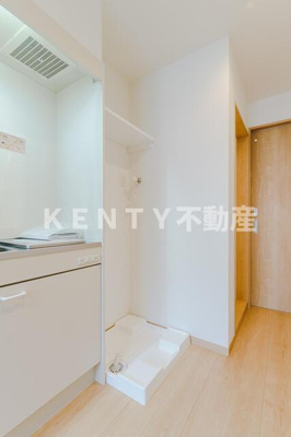 【設備】 | ブライト鵜の木 | 室外洗濯機置き場には収納棚あり