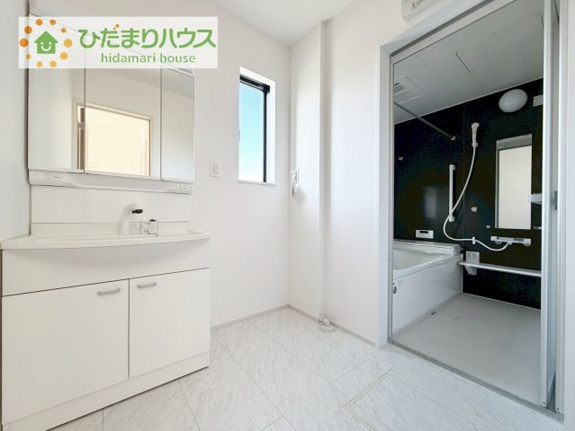【独立洗面台】 | 土浦市右籾2448番　新築戸建　C号棟 | 三面鏡の大きな鏡は憧れます(^^♪
鏡の後ろは収納となっていて、細かいものでも収納できるのでスッキリと整理できます！