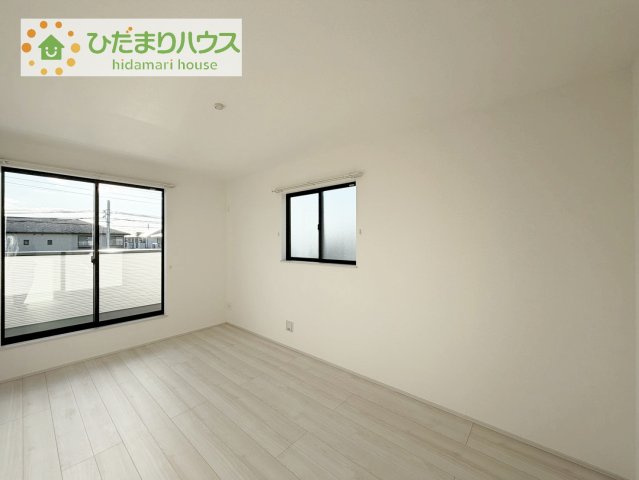 【寝室】 | 土浦市右籾2448番　新築戸建　C号棟 | バルコニーに面していて、たっぷり光りの入る明るい主寝室です！