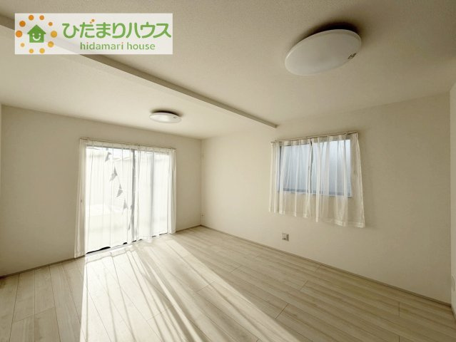 【居間・リビング】 | 土浦市右籾2448番　新築戸建　C号棟 | 南側にお庭があり、明るく開放感のあるリビング。
昼間は、電気いらずでエコ+節約にもなります。