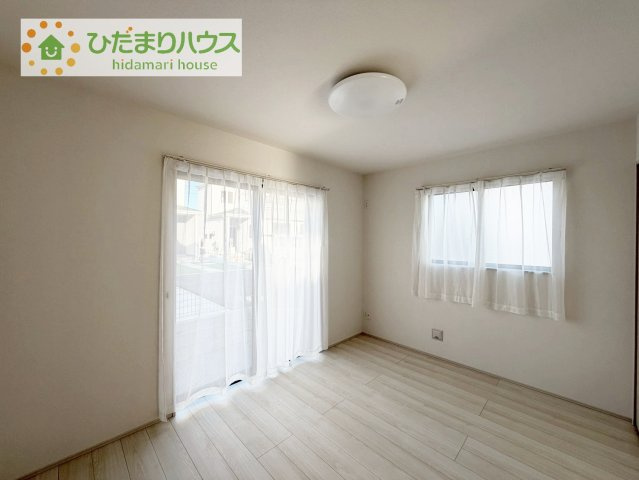 【洋室】 | 土浦市右籾2448番　新築戸建　C号棟 | お掃除しやすく、清潔感を保てるのでダニも発生しにくいフローリング♪