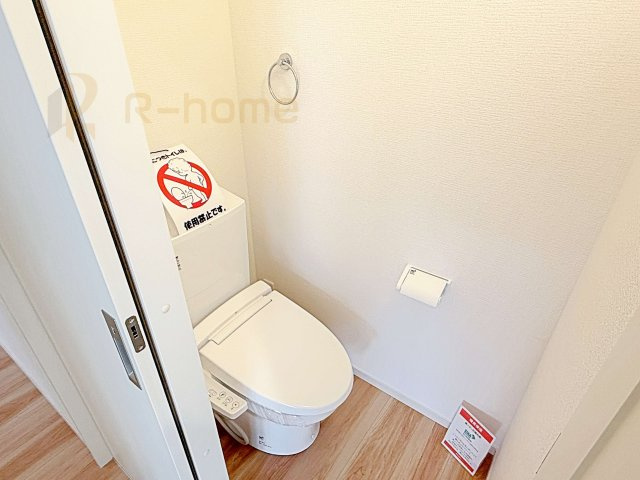 流山市こうのす台4期　新築戸建て　2号棟のトイレ|温水洗浄便座付きのトイレ。
トイレが２ヵ所設置で朝の忙しい時間でも安心です。