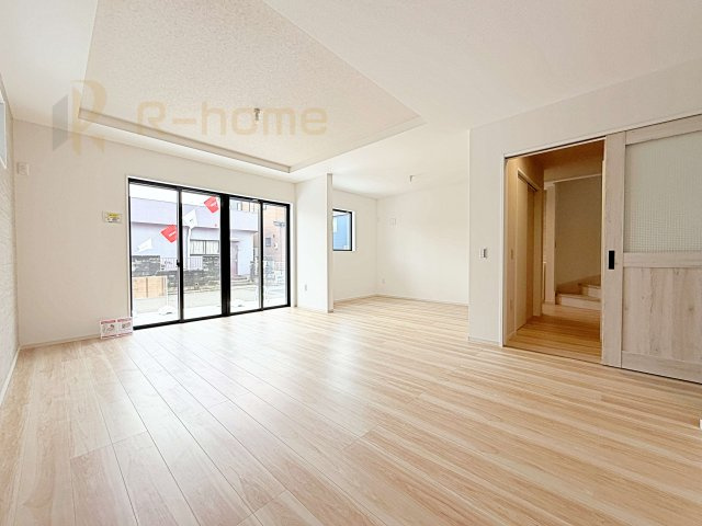 流山市こうのす台4期　新築戸建て　2号棟の居間・リビング|広々とした余裕のあるリビングです♪大きな窓からは自然光が届きます。