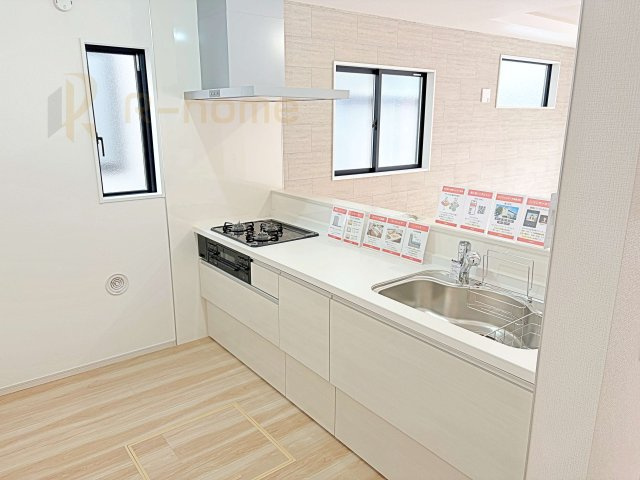 流山市こうのす台4期　新築戸建て　2号棟のキッチン|料理をしながら家族とコミュニケーションが取れる対面式システムキッチン。
