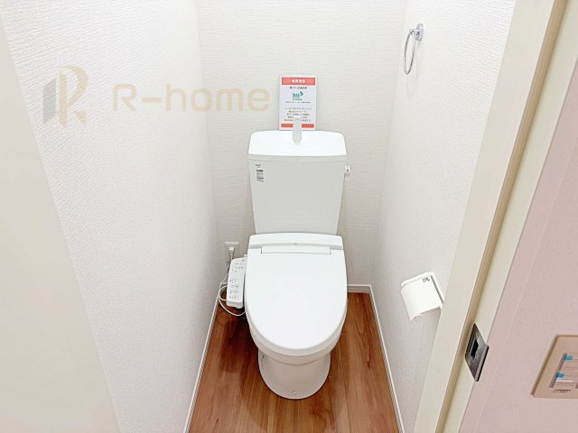 流山市こうのす台4期　新築戸建て　3号棟のトイレ|温水洗浄便座付きのトイレ。
トイレが２ヵ所設置で朝の忙しい時間でも安心です。