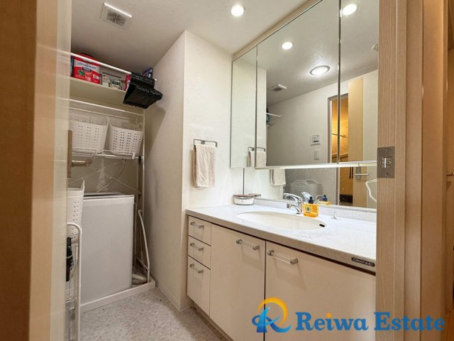 フォルスコート茅ヶ崎ラチエン通りの独立洗面台|身支度をする際に便利な三面鏡タイプの洗面化粧台。収納も豊富で使い勝手のいい設備です◎
