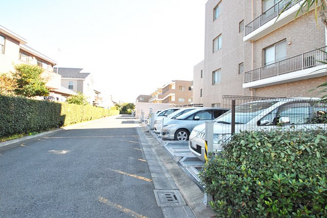 フォルスコート茅ヶ崎ラチエン通りの駐車場