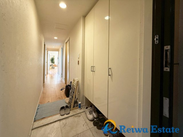 フォルスコート茅ヶ崎ラチエン通りの内装|散らかりがちな玄関をスッキリと片付けられる収納力の豊富な玄関収納♪