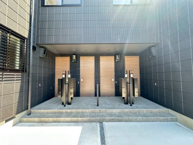アデレードフラッツのエントランス|★駅又は現地待ち合わせでご案内が可能です★