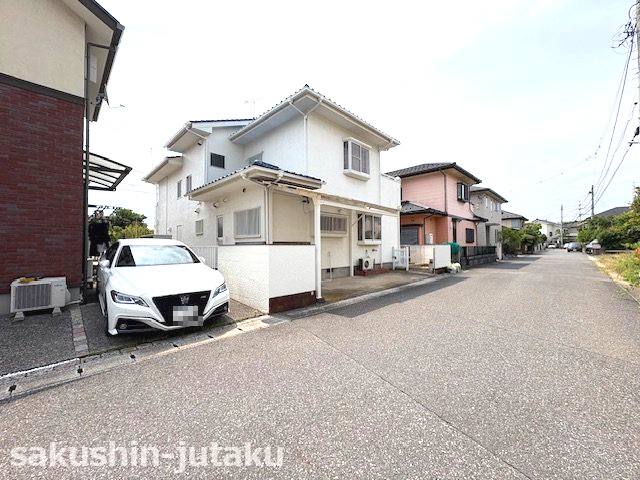 長沼原町　売地の前面道路含む現地写真|長沼原町　売地　建築条件なし　５５坪の整形地　南東側６ｍ公道、北西側６ｍ公道の二方道路面