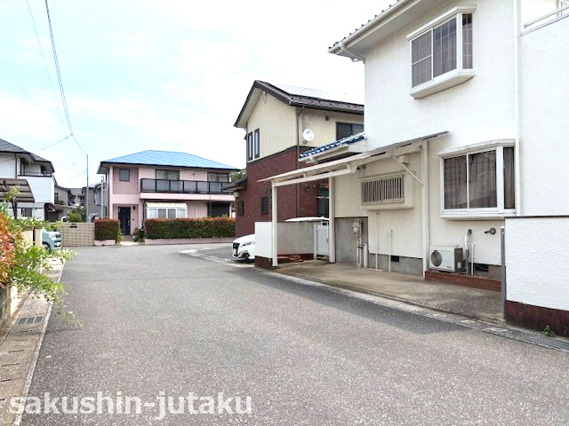 長沼原町　売地の前面道路含む現地写真|長沼原町　売地　建築条件なし　５５坪の整形地　南東側６ｍ公道、北西側６ｍ公道の二方道路面
