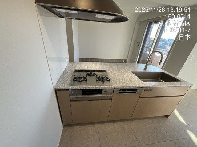 ジェイパーク御苑内藤町のキッチン|システムキッチン（3口ガスコンロ・グリル付）