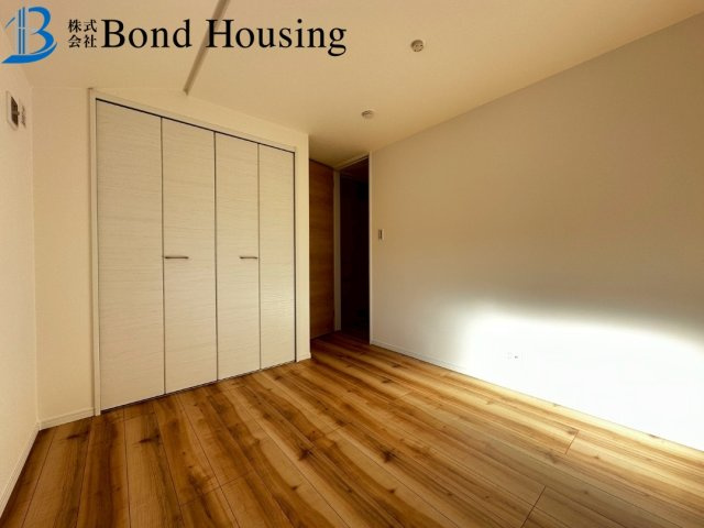 LDK約20帖の広々4LDK・設備充実　竜が岡2丁目　全2棟　2号棟の洋室