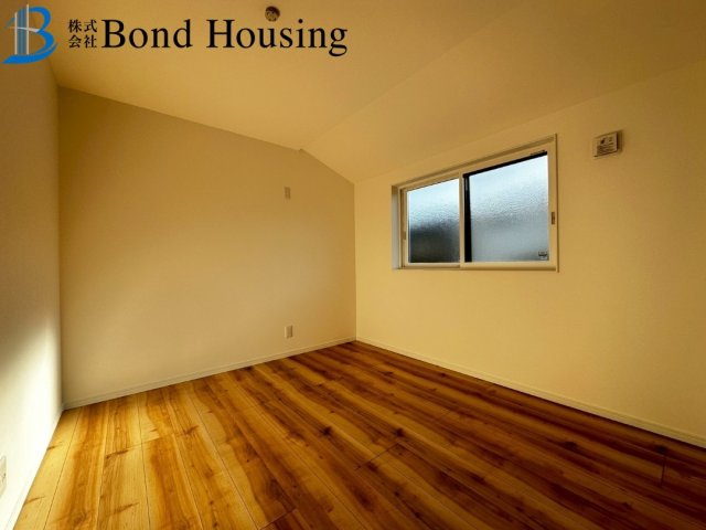 LDK約20帖の広々4LDK・設備充実　竜が岡2丁目　全2棟　2号棟の洋室