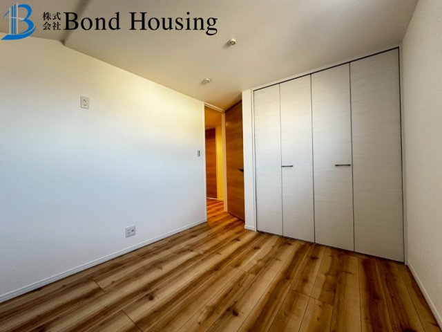 LDK約20帖の広々4LDK・設備充実　竜が岡2丁目　全2棟　2号棟の洋室