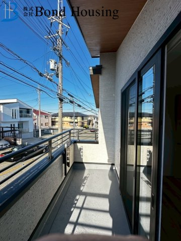 LDK約20帖の広々4LDK・設備充実　竜が岡2丁目　全2棟　2号棟のバルコニー