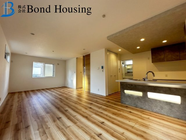 LDK約20帖の広々4LDK・設備充実　竜が岡2丁目　全2棟　2号棟の居間・リビング