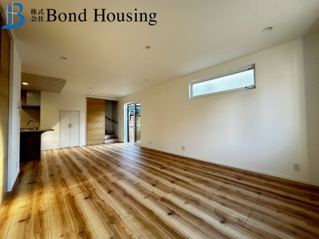 LDK約20帖の広々4LDK・設備充実　竜が岡2丁目　全2棟　2号棟の居間・リビング