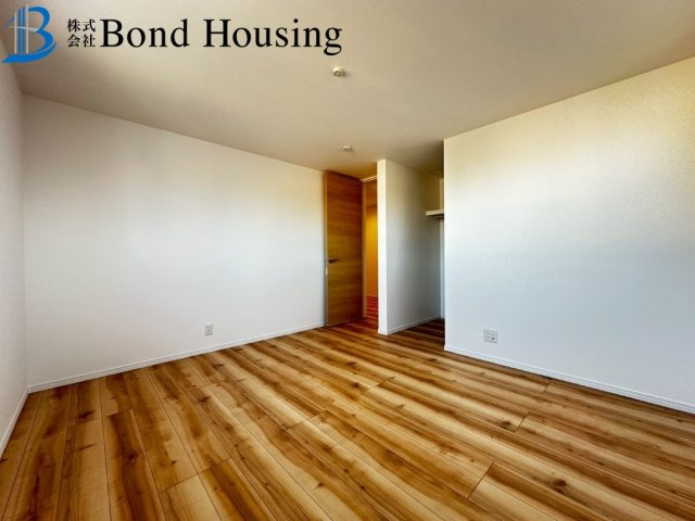 LDK約20帖の広々4LDK・設備充実　竜が岡2丁目　全2棟　2号棟の洋室