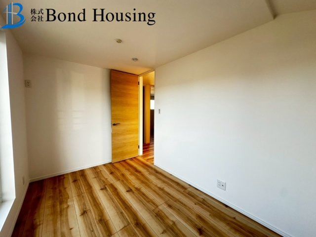 LDK約20帖の広々4LDK・設備充実　竜が岡2丁目　全2棟　2号棟の洋室