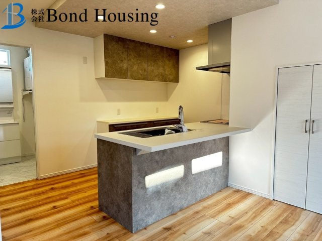 LDK約20帖の広々4LDK・設備充実　竜が岡2丁目　全2棟　2号棟のキッチン