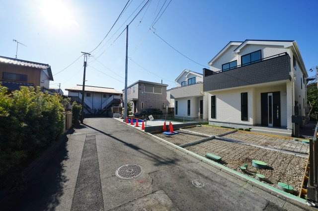 【横浜市瀬谷区二ツ橋町60全2棟新築戸建て】★仲介手数料無料★（二つ橋小学校・東野中学校）の前面道路含む現地写真