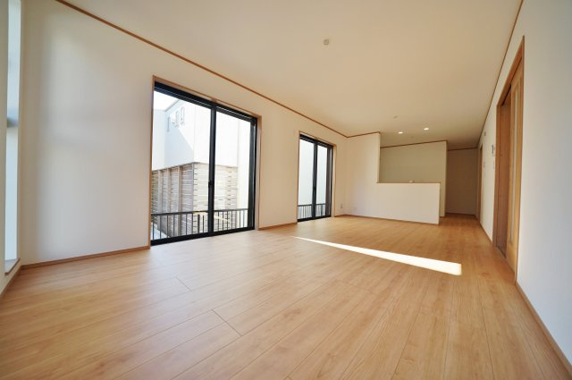 【横浜市瀬谷区二ツ橋町60全2棟新築戸建て】★仲介手数料無料★（二つ橋小学校・東野中学校）の居間・リビング