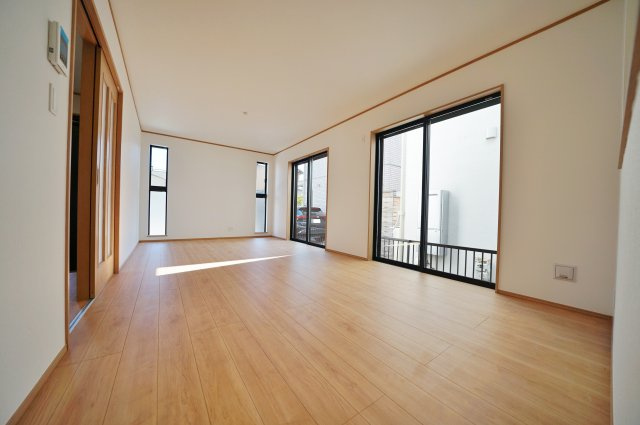 【横浜市瀬谷区二ツ橋町60全2棟新築戸建て】★仲介手数料無料★（二つ橋小学校・東野中学校）の居間・リビング