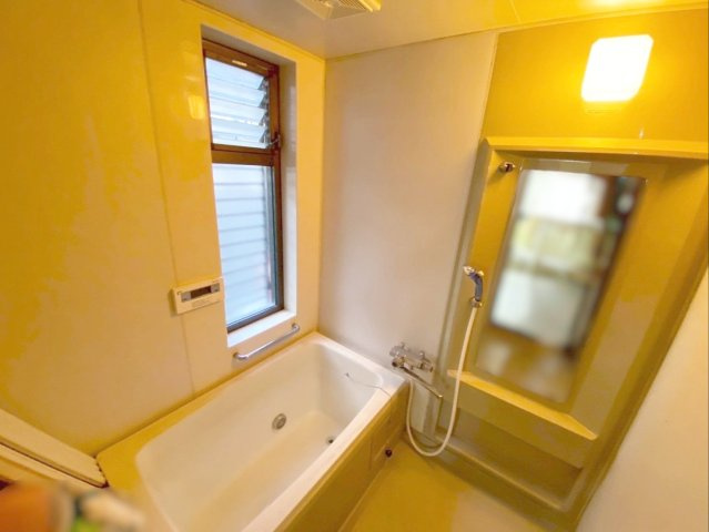 糟屋郡久山町大字山田　中古戸建の浴室|自然光が入り、換気もしやすい窓付きの浴室です！