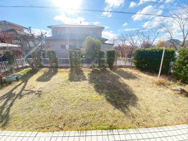 糟屋郡久山町大字山田　中古戸建の駐車場|並列2台駐車可能です！雨や雪、黄砂などから車を守ってくれるカーポート付きです！