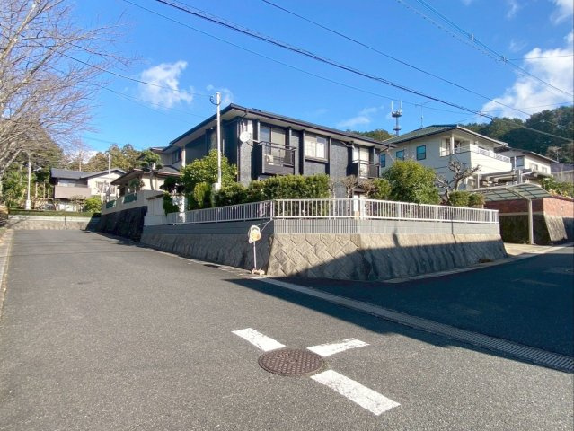 糟屋郡久山町大字山田　中古戸建の前面道路含む現地写真|日当り・通風が共に確保された角地です！