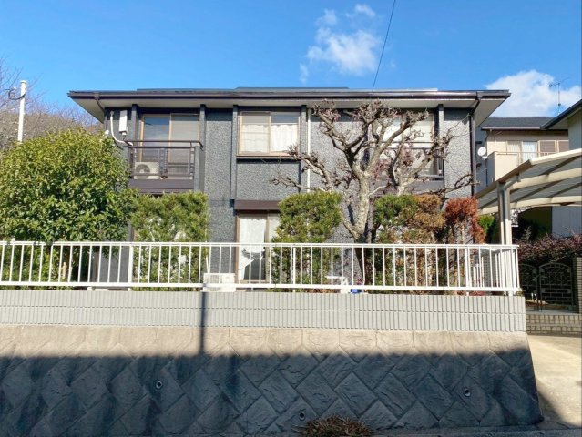 糟屋郡久山町大字山田　中古戸建の外観|前面道路との高低差があるため、プライバシーが保たれていますね！