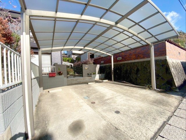 糟屋郡久山町大字山田　中古戸建の駐車場|並列2台駐車可能です！雨や雪、黄砂などから車を守ってくれるカーポート付きです！