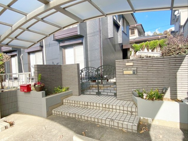 糟屋郡久山町大字山田　中古戸建の外観|前面道路との高低差があるため、プライバシーが保たれていますね！