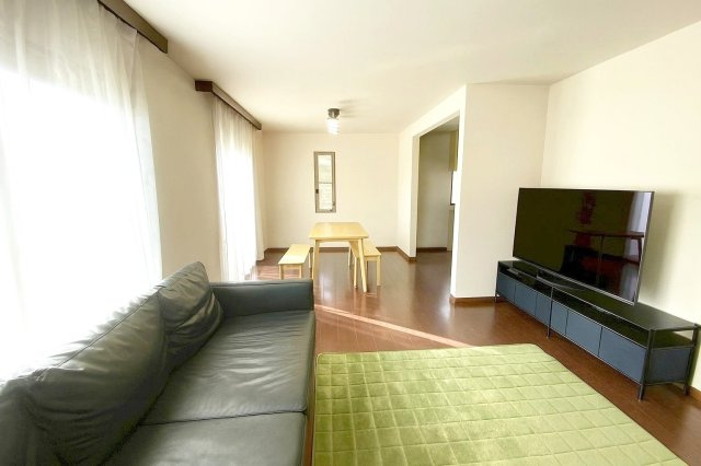 糟屋郡久山町大字山田　中古戸建の居間・リビング|採光が取れた明るいリビング！家族でゆったりとくつろげる空間です！