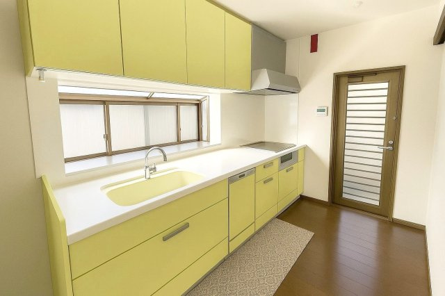 糟屋郡久山町大字山田　中古戸建のキッチン|システムキッチンで出窓付き！家事動線の良い勝手口もあります！