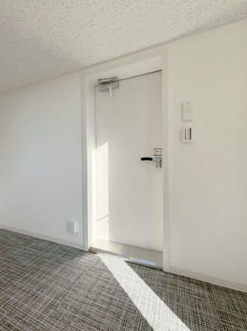 「防音マンション」プライムブリス森下スタジオの内装|防音扉を採用でリビングと防音室との音（音楽）も低減してくれています！