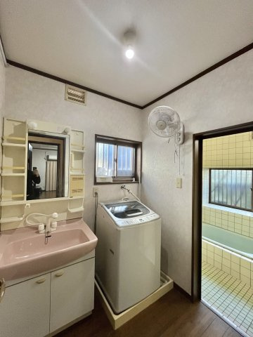 泉佐野市鶴原戸建の独立洗面台