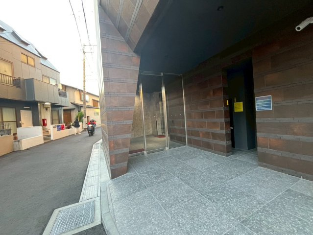 アロー東海神37番館のエントランス