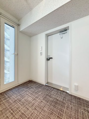 「防音マンション」プライムブリス森下スタジオの内装|防音扉を採用でリビングと防音室との音（音楽）も低減してくれています！