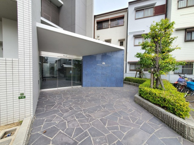 【エントランス】 | メゾンフェニックス | 明るいエントランスです。