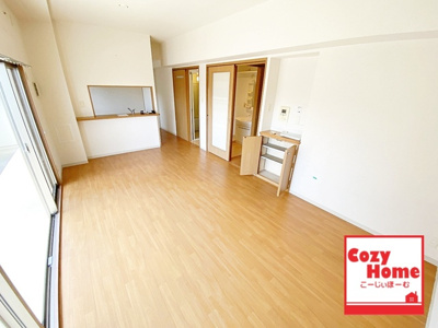 【居間・リビング】 | メゾンフェニックス | 明るく広々としたお部屋です