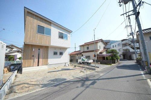亀山2丁目の前面道路含む現地写真|前面道路は交通量が少ない為駐車楽々。
駐車は2台可能です。
