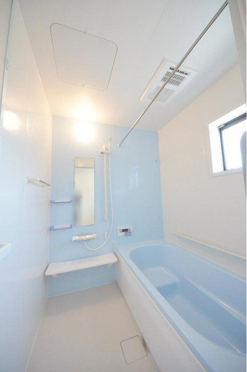 亀山2丁目の浴室|人気の換気乾燥暖房機付き。１坪タイプの大きなバスルームなので足を伸ばしてゆっくり湯船につかることができます