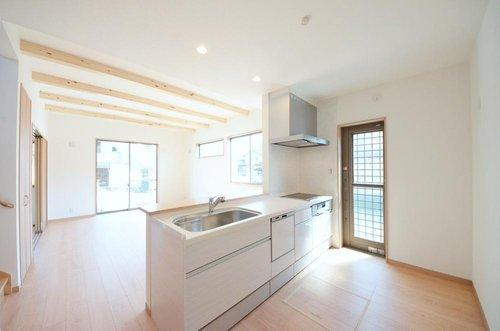 亀山2丁目のキッチン|東南向きで陽当たりが良く、窓の多いリビング空間。オープンタイプの対面式キッチンでリビングが隅まで見渡せます。キッチンにいながら小さなお子様にも目が届き安心です。