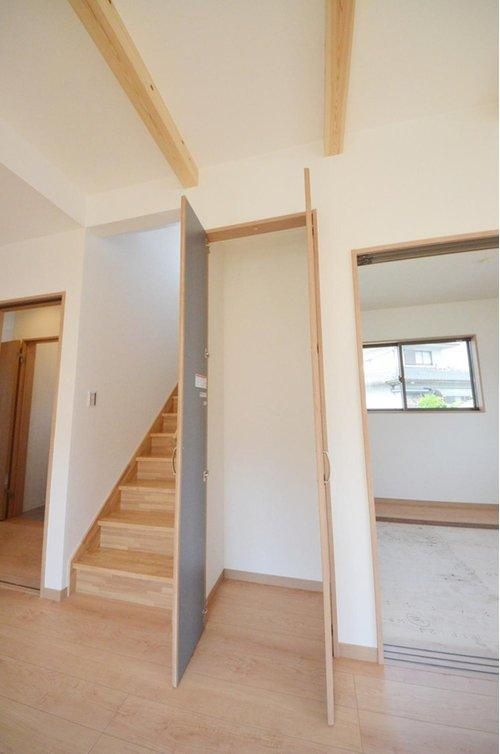 亀山2丁目の収納|リビングにもい収納スペースあります