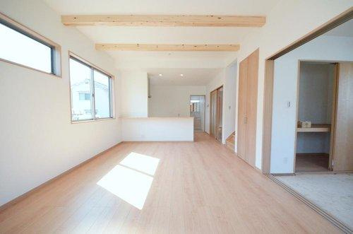 亀山2丁目の居間・リビング|東南向きで陽当たりが良く、窓の多いリビング空間。オープンタイプの対面式キッチンでリビングが隅まで見渡せます。キッチンにいながら小さなお子様にも目が届き安心です。