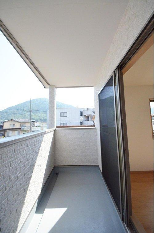 亀山2丁目のバルコニー|南向きの広いバルコニー